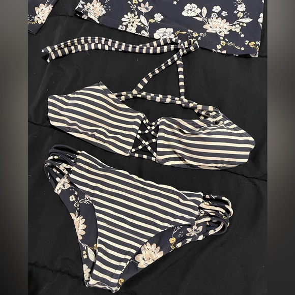 Billabong Reversible Bikini and Rash Guard Set - Picture 7 of 8